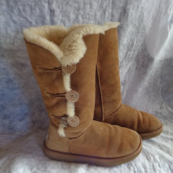 UGG TALL BUTTON BOOTS - GUC - SIZE 8 - Picture 7 of 7